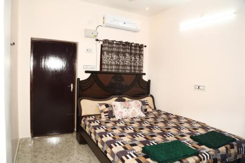 Ένα ή περισσότερα κρεβάτια σε δωμάτιο στο GK RESIDENCY