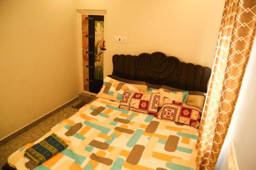Ένα ή περισσότερα κρεβάτια σε δωμάτιο στο GK RESIDENCY
