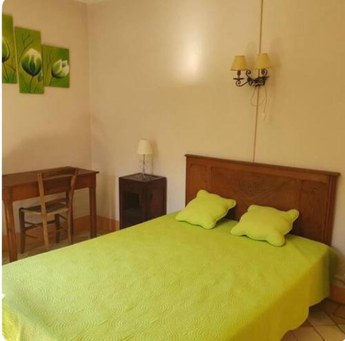 une chambre avec un lit vert avec deux oreillers dans l'établissement Appartement Caprunale Rivière & Maquis, à Manso