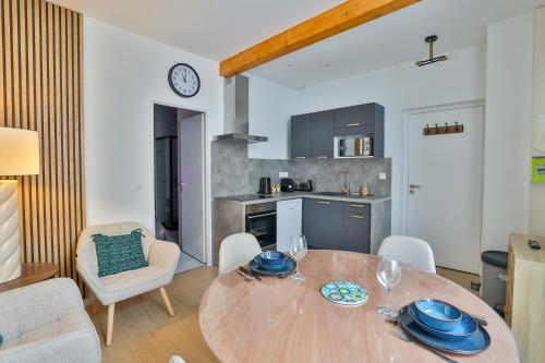 une cuisine et une salle à manger avec une table et des chaises dans l'établissement Le François 1er # Chambre séparée, à Cognac
