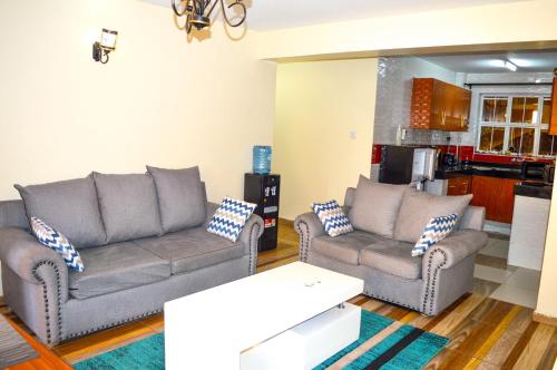 Roma Stays - Charming 2BR Ensuite Apartment Opp Garden City Mall