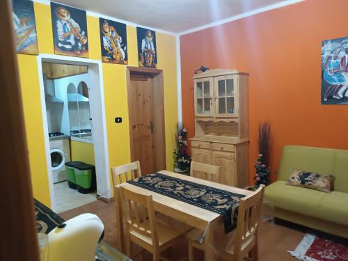 una stanza con un tavolo e una sala da pranzo di i 4 musicisti a Sassari