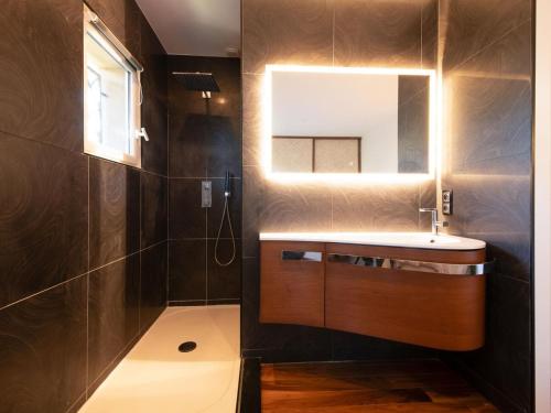 une salle de bain avec un lavabo et un miroir dans l'établissement 115m2 avec un aperçu mer et proche du centre, à Saint-Raphaël