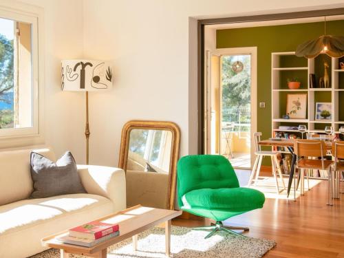 - un salon avec un canapé et un fauteuil vert dans l'établissement 115m2 avec un aperçu mer et proche du centre, à Saint-Raphaël