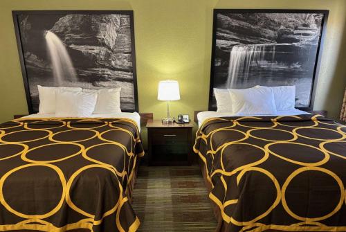 Postel nebo postele na pokoji v ubytování Super 8 by Wyndham Lincoln