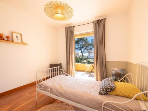 une chambre avec un lit et une fenêtre dans l'établissement 115m2 avec un aperçu mer et proche du centre, à Saint-Raphaël