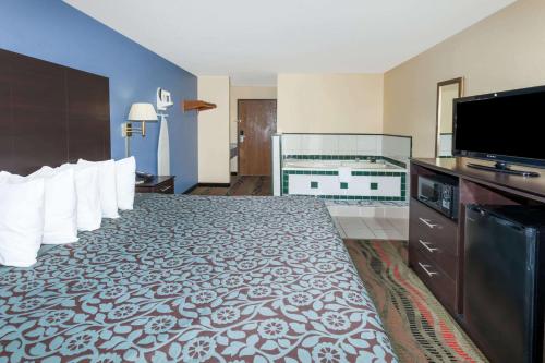 Days Inn by Wyndham Springfieldにあるベッド