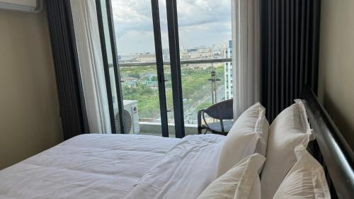 Postel nebo postele na pokoji v ubytování LCONDOTEL Hotel Studio with Balcony at Imperial Plaza near MOA NAIA PITX
