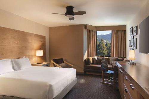Postel nebo postele na pokoji v ubytování Hyatt Regency Lake Tahoe Resort, Spa & Casino