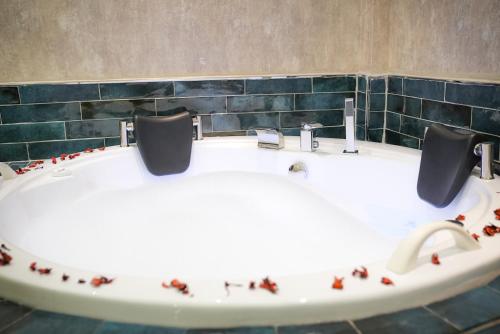 a bathroom with a bath tub with ants on it at SİLVA DELUXE Hotel in Mezitli