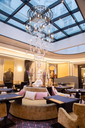 Ruang duduk di Maison Astor Paris, Curio Collection by Hilton