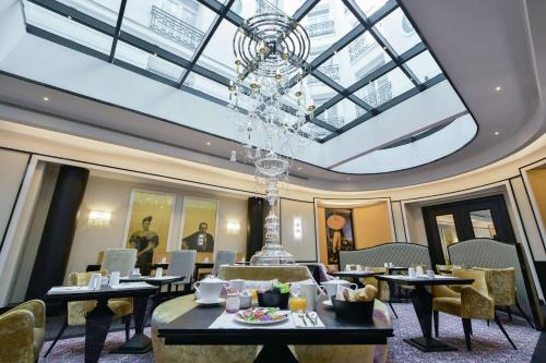 Ruang duduk di Maison Astor Paris, Curio Collection by Hilton
