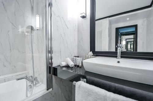 Bilik mandi di Maison Astor Paris, Curio Collection by Hilton