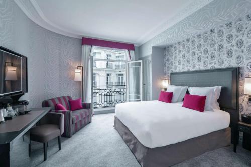 Katil atau katil-katil dalam bilik di Maison Astor Paris, Curio Collection by Hilton