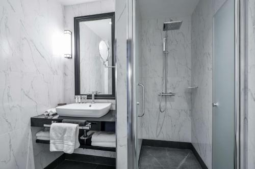 Bilik mandi di Maison Astor Paris, Curio Collection by Hilton