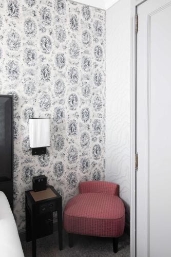 Katil atau katil-katil dalam bilik di Maison Astor Paris, Curio Collection by Hilton