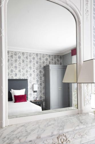 Katil atau katil-katil dalam bilik di Maison Astor Paris, Curio Collection by Hilton
