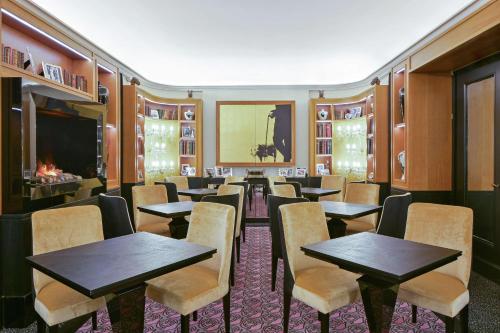 Ruang duduk di Maison Astor Paris, Curio Collection by Hilton