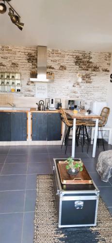 - une cuisine avec une table, des chaises et un comptoir dans l'établissement mer et montagne, à Sisco