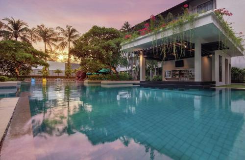 芭东海滩DoubleTree by Hilton Phuket Banthai Resort的建筑物前的游泳池