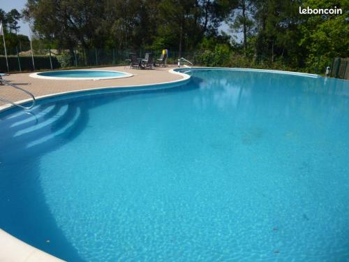 une grande piscine avec de l'eau bleue dans l'établissement Océlande 56, à Saint-Julien-en-Born
