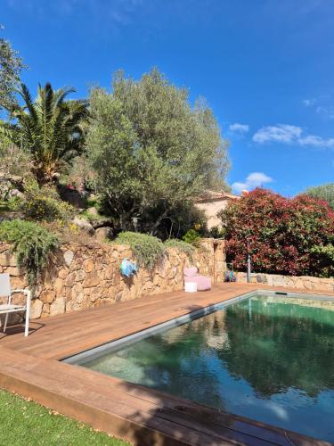 - une piscine dans une cour dotée d'un mur en pierre dans l'établissement Bel appartement dans hameau calme, à Bonifacio