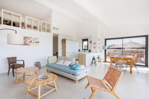 un salon avec un canapé et une table dans l'établissement vue mer époustouflante plage village à pied, à Hyères