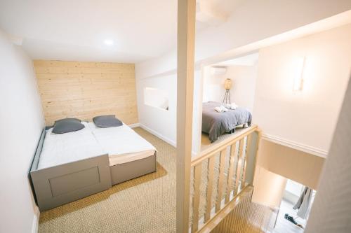 Cette petite chambre comprend un lit et un escalier. dans l'établissement Face à la cité, Terrasse Et Climatisation - AE, à Carcassonne