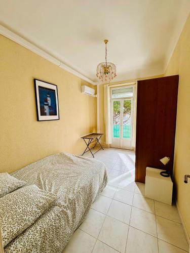 une chambre avec un lit et une fenêtre dans l'établissement Magnifique appartement T4 Balcon Port Bandol, à Bandol