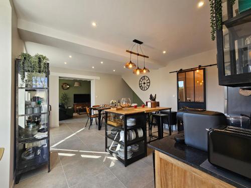 une cuisine et une salle à manger avec une table et des chaises dans l'établissement La Maison du Vigneron, à Noyers-sur-Cher