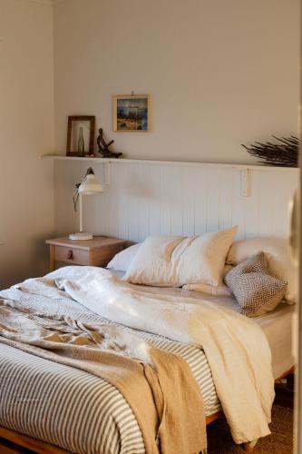 Katil atau katil-katil dalam bilik di Dreamy coastal escape steps from the sea
