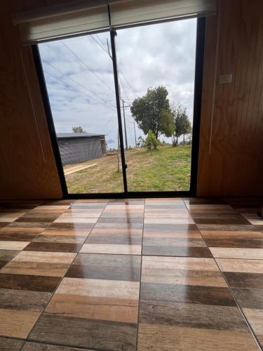 an empty room with a large window and a tiled floor at Los Molinos Alto in Valdivia