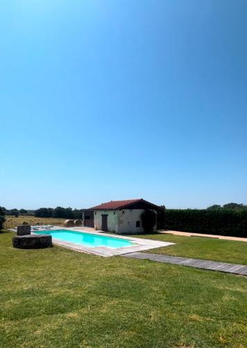 une image d'une piscine dans une cour dans l'établissement Villa Jourdain, à La Genétouze