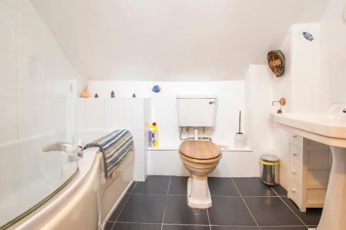 une salle de bains avec toilettes et lavabo dans l'établissement Beach Cottage, à Haverfordwest