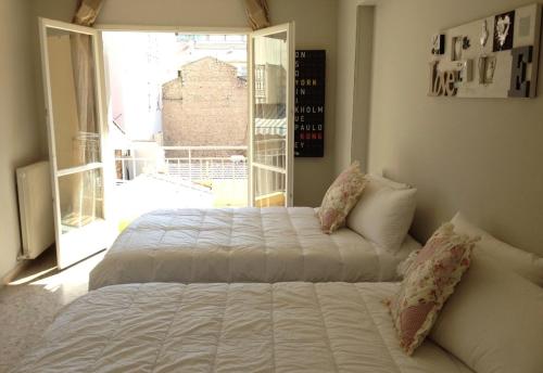 - une chambre avec deux lits en face d'une fenêtre dans l'établissement Work or vacation - lovely apartment - central, à Cannes