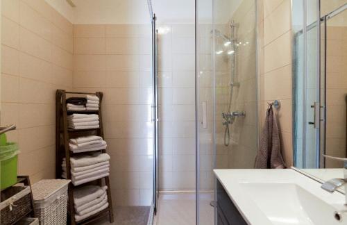 une salle de bain avec douche et lavabo dans l'établissement Work or vacation - lovely apartment - central, à Cannes