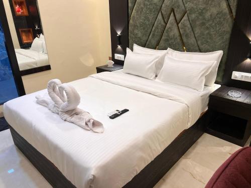 Postel nebo postele na pokoji v ubytování Hotel Sky Suite-Sahar Cargo And Intl Airport