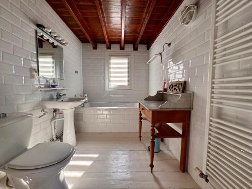 une salle de bain blanche avec un lavabo et des toilettes dans l'établissement Baie'lle Vue, à Saint-Valery-sur-Somme