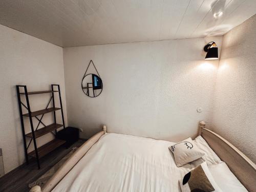 Cama o camas de una habitación en Le cocon des 4 saisons Appartement cosy et chaleureux, proche des pistes