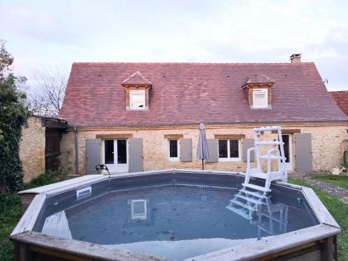 une maison avec une piscine devant une maison dans l'établissement La Maison De Jade, à Meyrals
