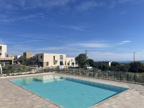 une piscine avec de l'eau bleue dans un immeuble dans l'établissement Appartement dans résidence avec piscine, à Calvi