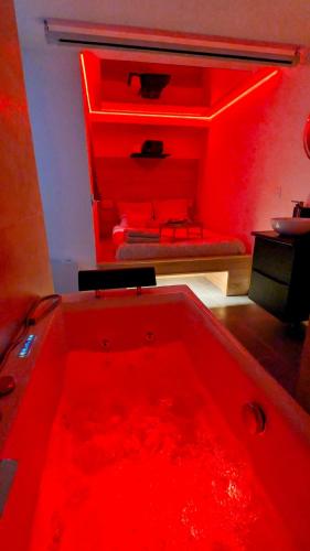 une baignoire rouge remplie de peinture rouge dans une pièce dans l'établissement Love nest 1er Étage, à Abbeville