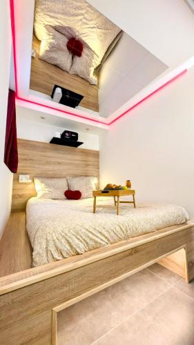 - une chambre avec un lit et une table dans l'établissement Love nest 1er Étage, à Abbeville
