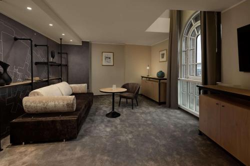 Televisyen dan/atau pusat hiburan di Wasserturm Hotel Cologne, Curio Collection by Hilton