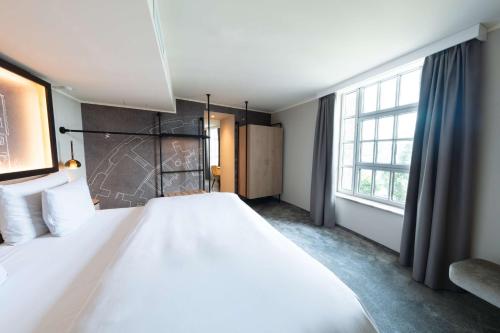 Katil atau katil-katil dalam bilik di Wasserturm Hotel Cologne, Curio Collection by Hilton