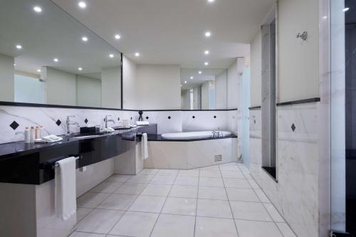 Bilik mandi di Wasserturm Hotel Cologne, Curio Collection by Hilton