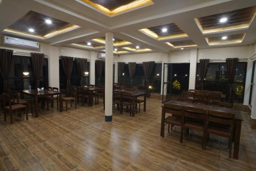 Restaurace v ubytování Hotel Debanjan