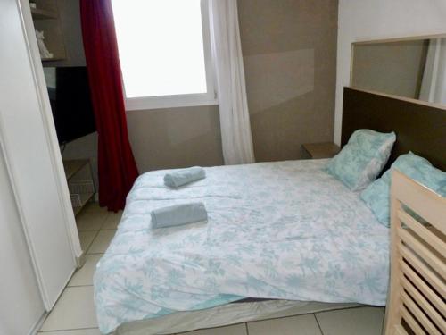 une chambre avec un grand lit avec deux serviettes dessus dans l'établissement Studio N 6, à Aix-en-Provence