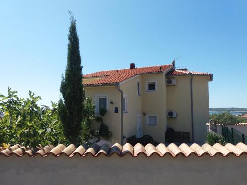 Holiday home with sea view