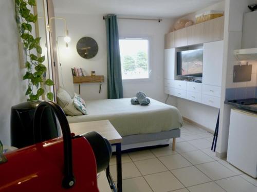 Katil atau katil-katil dalam bilik di Charmant studio le clos d'Aix parking privé gratuit et piscine